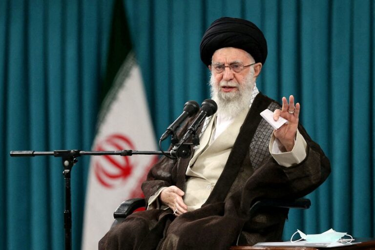 Ali Khamenei: Pemimpin Tertinggi Iran yang Memimpin Revolusi dan Politik Dunia