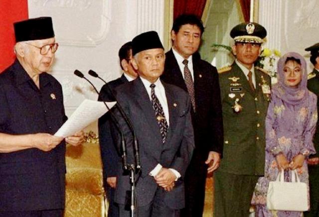 B.J. Habibie: Presiden Indonesia (Masa Bakti 1998-1999)