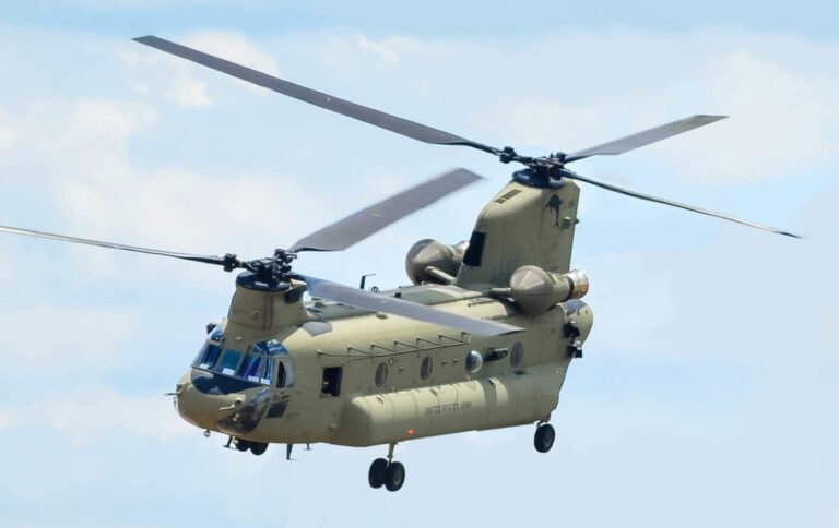 CH-47D Chinook: Helikopter Tempur dan Angkut Berat yang Kuat dan Tangguh