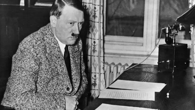 Pemimpin Kontroversial Adolf Hitler: Jejak dan Dampaknya