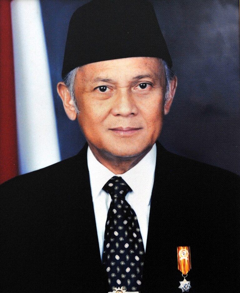 Bacharuddin Jusuf Habibie: Pemimpin Hebat dan Inspiratif Indonesia